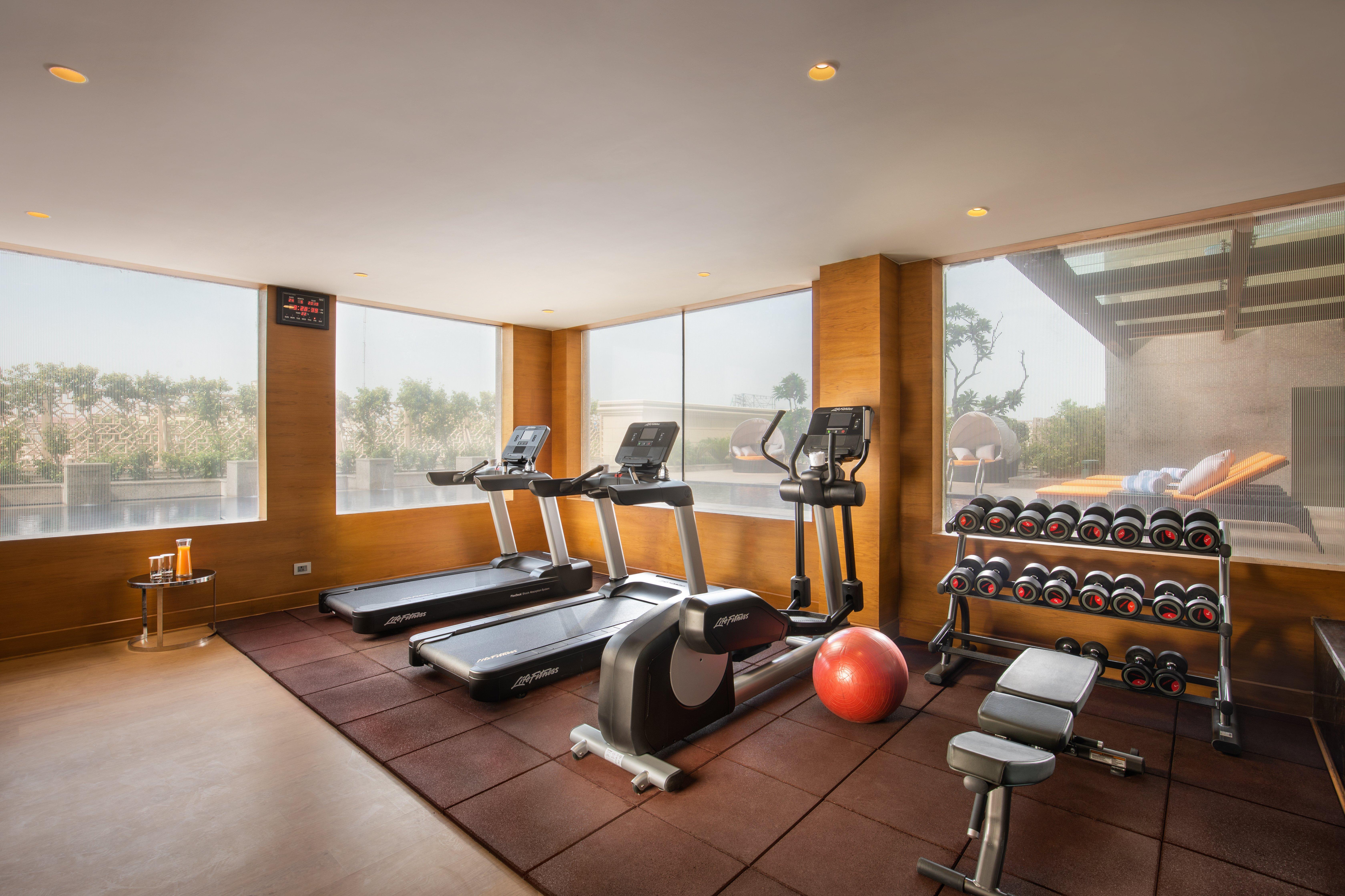 Holiday Inn Agra Mg Road An Ihg Hotel Kültér fotó The gym at the hotel