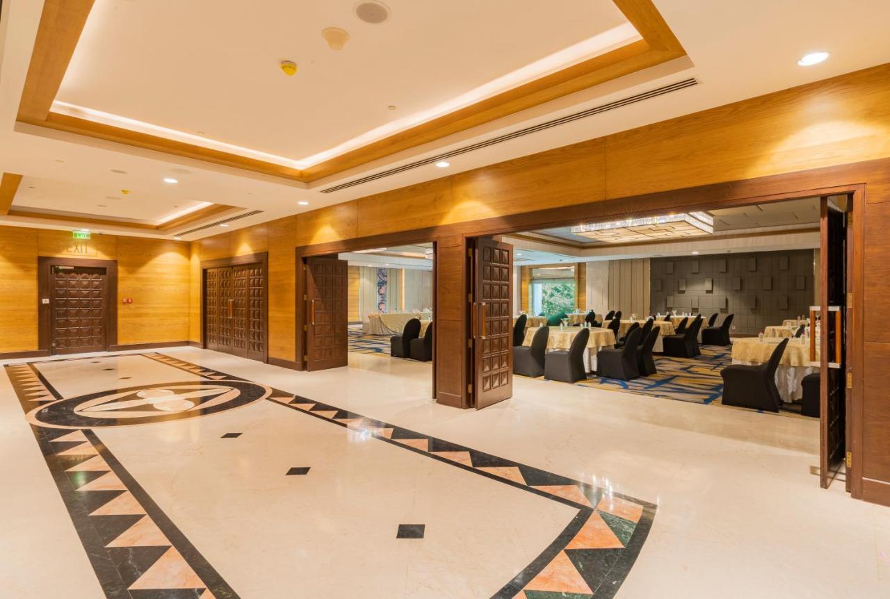 Holiday Inn Agra Mg Road An Ihg Hotel Kültér fotó The interior of the hotel