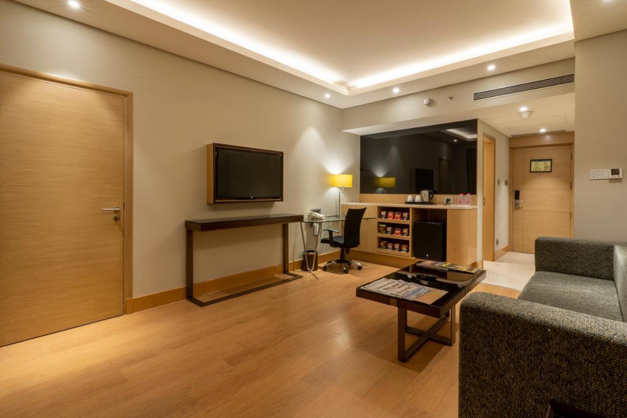 Holiday Inn Agra Mg Road An Ihg Hotel Kültér fotó A suite at the hotel