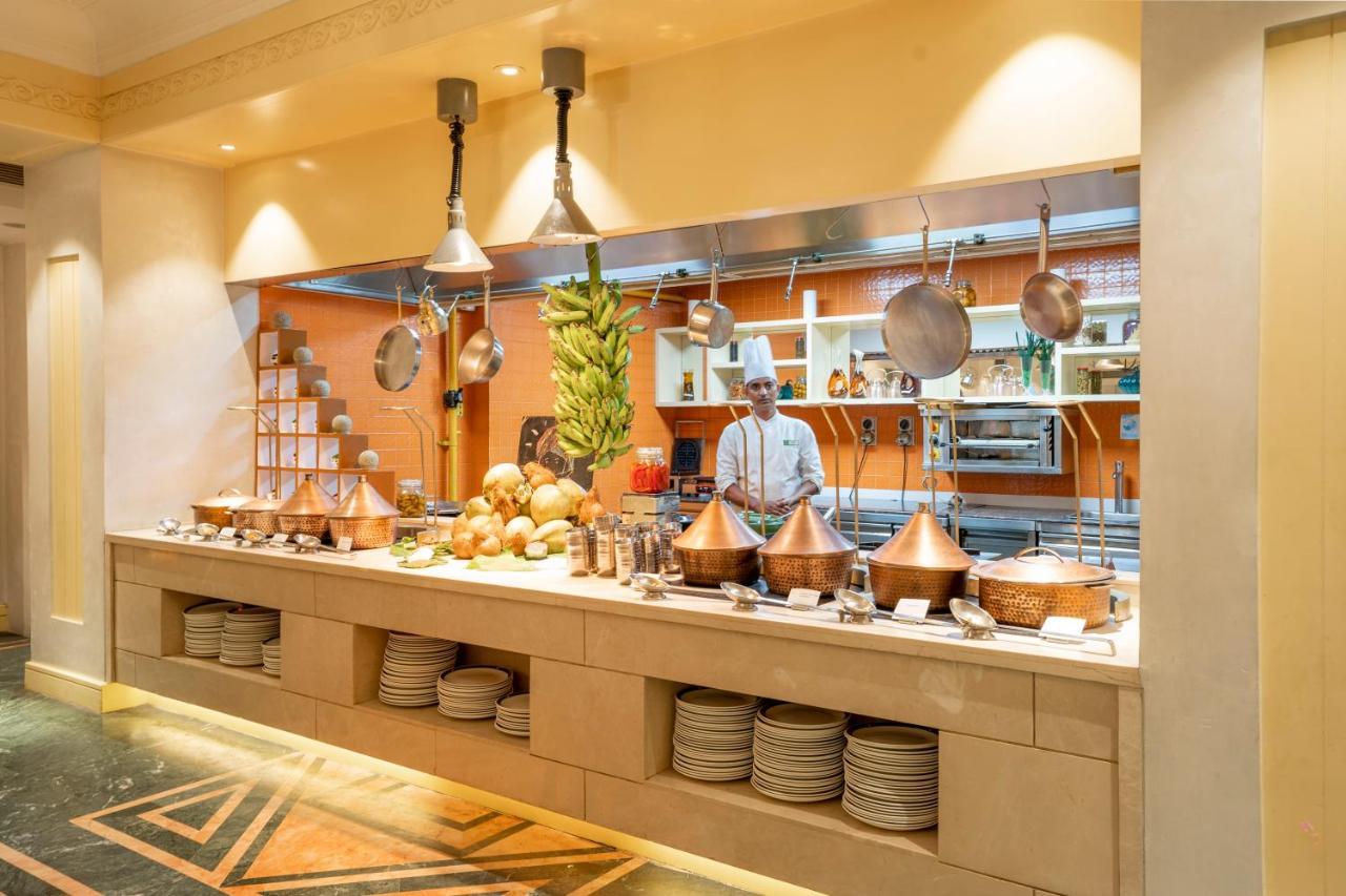 Holiday Inn Agra Mg Road An Ihg Hotel Kültér fotó A buffet at a hotel