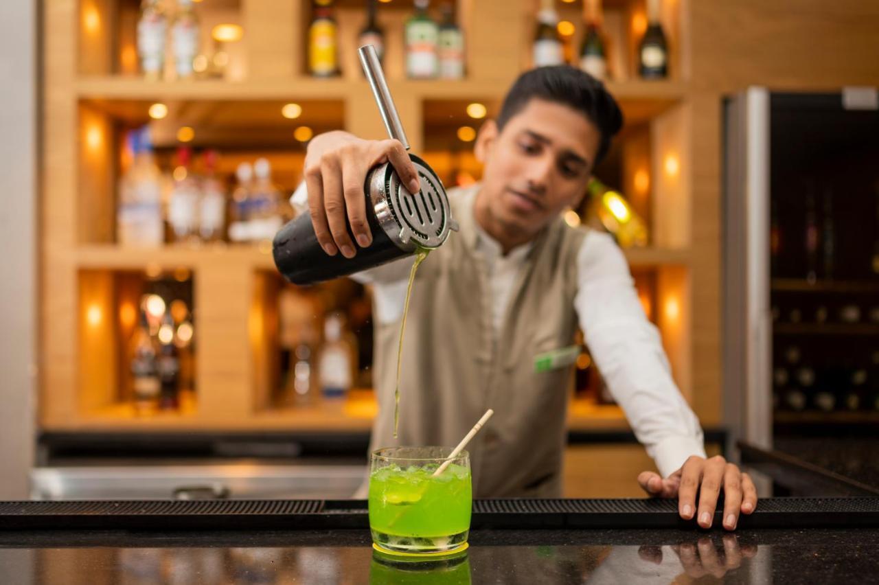 Holiday Inn Agra Mg Road An Ihg Hotel Kültér fotó A bartender making a cocktail