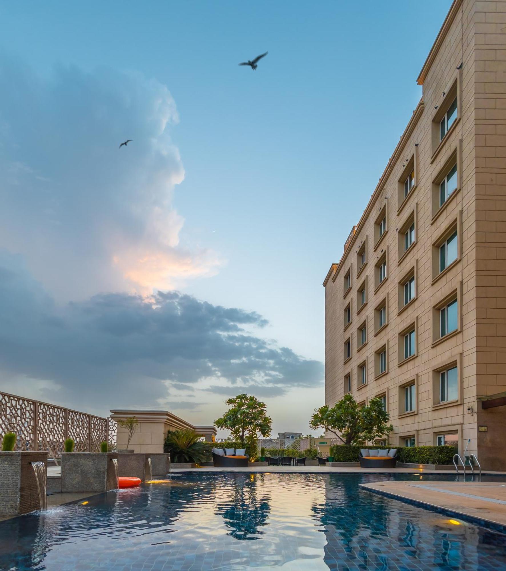 Holiday Inn Agra Mg Road An Ihg Hotel Kültér fotó The school's campus