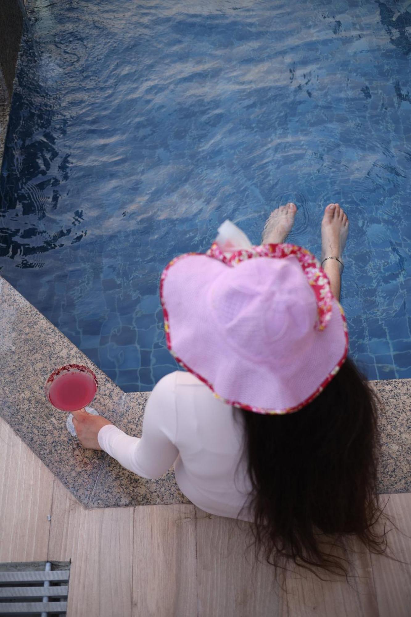 Holiday Inn Agra Mg Road An Ihg Hotel Kültér fotó A woman in a pink dress