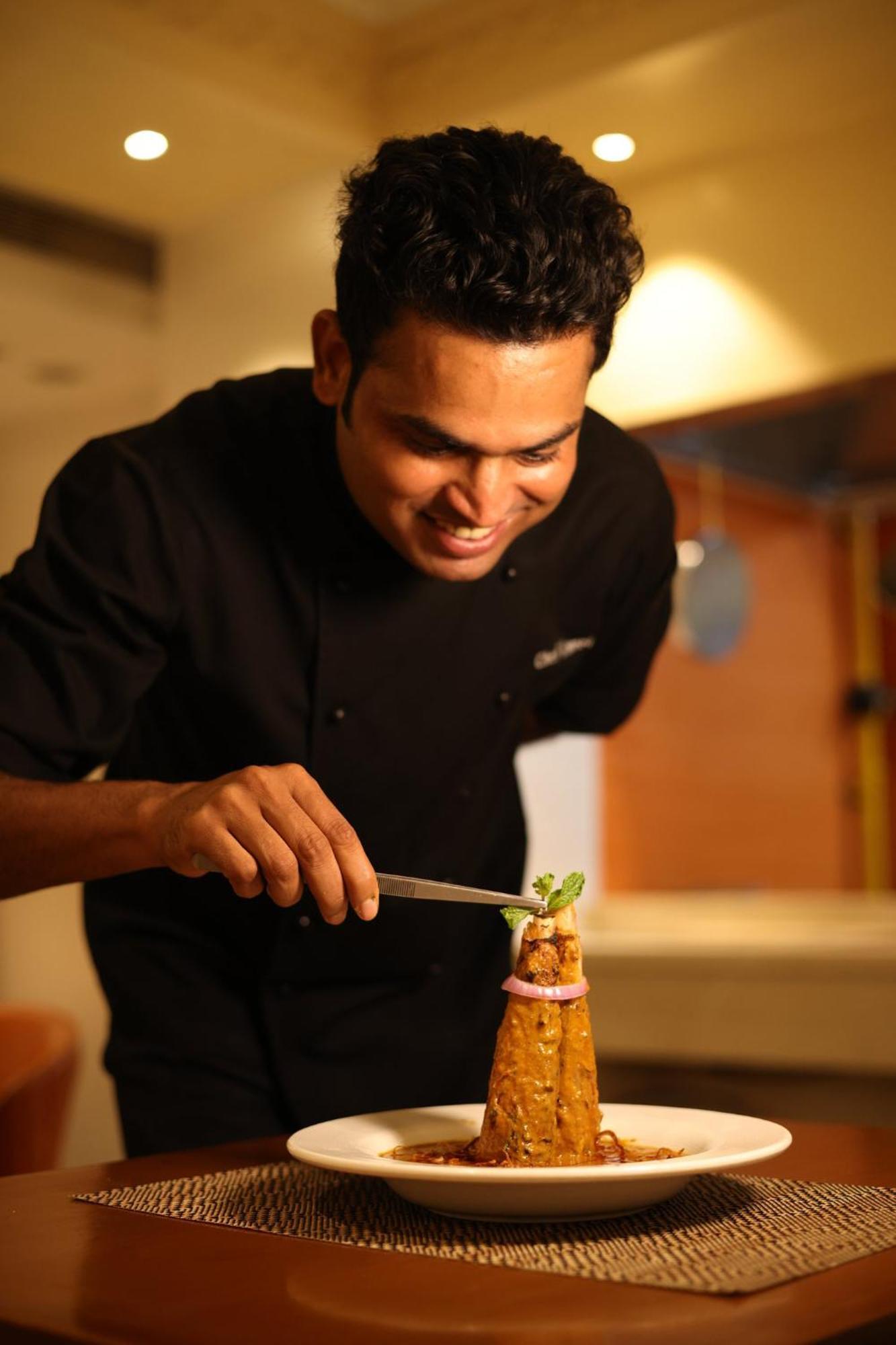 Holiday Inn Agra Mg Road An Ihg Hotel Kültér fotó A chef at work